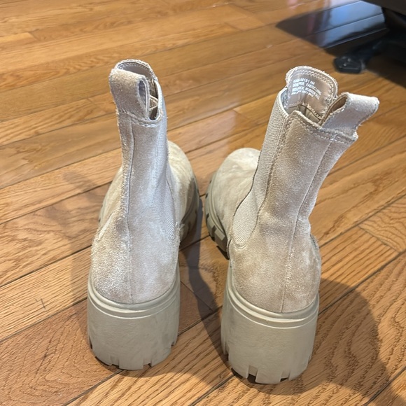 Steve Madden Lug sole pull on boot - Picture 3 of 4